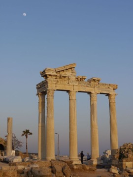 Der zum Teil restaurierte Tempel steht so nah am Meer, dass der Wellenschlag zu hören ist. Nicht lange nach Sonnenuntergang steigt der Mond auf. 